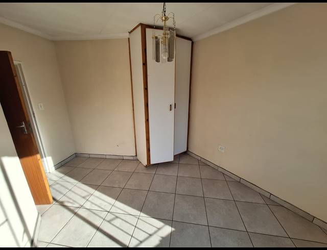 3 BEDROOM TOWNHOUSE FOR SALE IN VANDERBIJLPARK SE 3